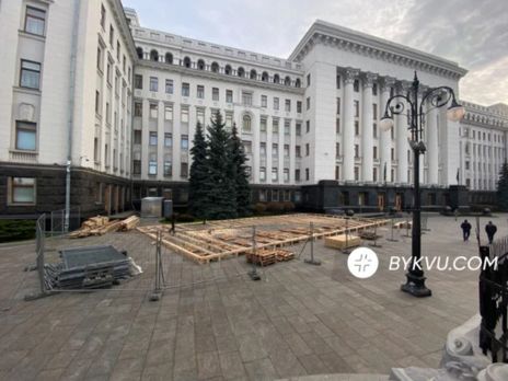 Под Офисом президента Украины начали обустраивать каток. Фоторепортаж