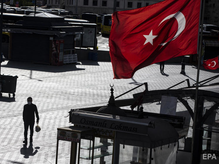 В Турции запретили выходить на улицу в выходные и ввели комендантский час по будням