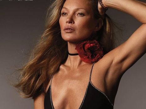46-летняя Мосс снялась для обложки британского Vogue