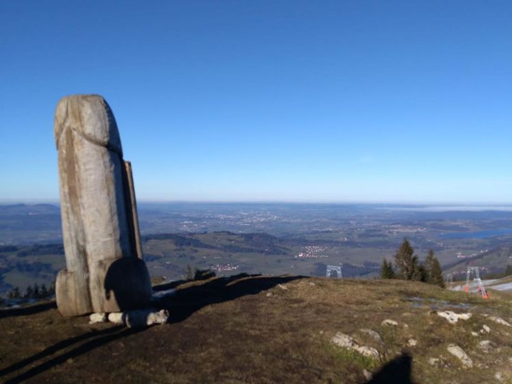 У Баварії з вершини пагорба зник дерев'яний пеніс