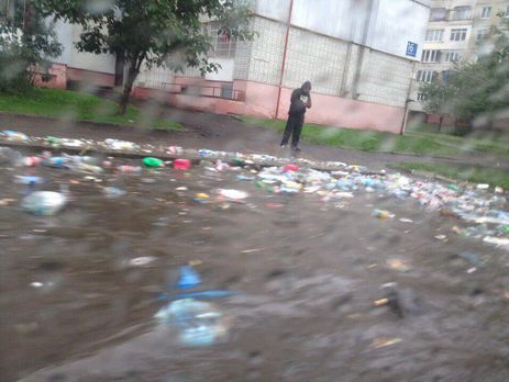 Пробки, прорывы канализации и плавающий мусор. Львов затопило ливнем. Видео