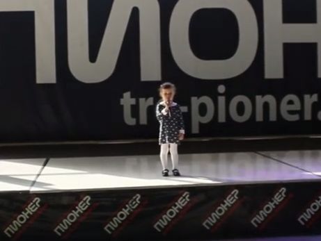 В России девочка выступила на концерте со стихом о низкой пенсии бабушки. Видео