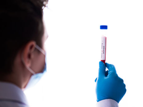 ОАЕ передали Україні сотні тисяч захисних масок і тести на COVID-19