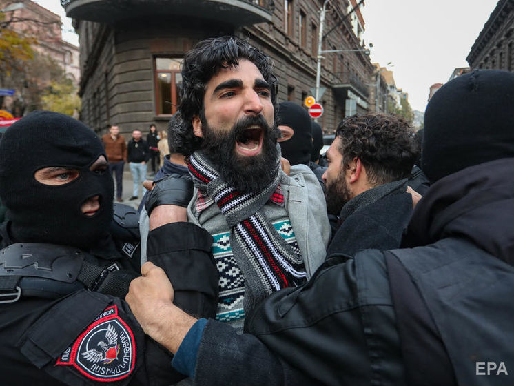 В Ереване возобновили акции протеста. Участники требуют отставки премьера