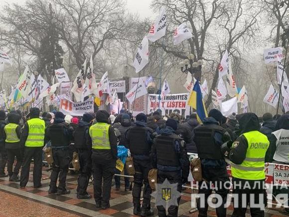 Митингующие под Радой предприниматели перекрыли движение по улице Грушевского 