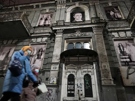 Фасад заброшенного исторического здания в Киеве использовали для фотовыставки, посвященной Сковороде