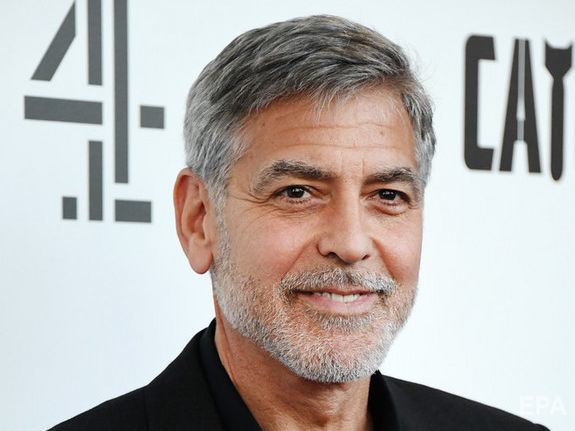 Вместо ножниц – пылесос. Клуни, который более 20 лет стрижет себя сам, показал, как он это делает. Видео