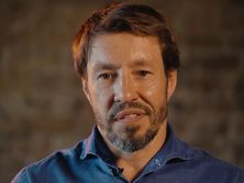 Евгений Щербань в фильме рассказал, что в момент гибели отца находился в реабилитационном центре "в связи с зависимостью"