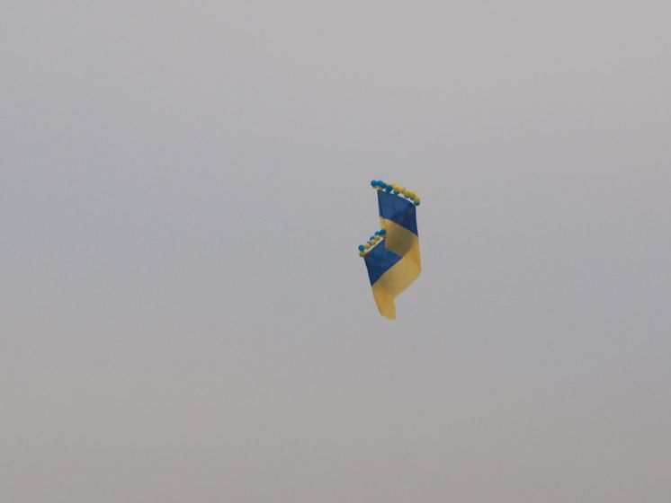 Над анексованим Кримом запустили 20-метровий прапор України