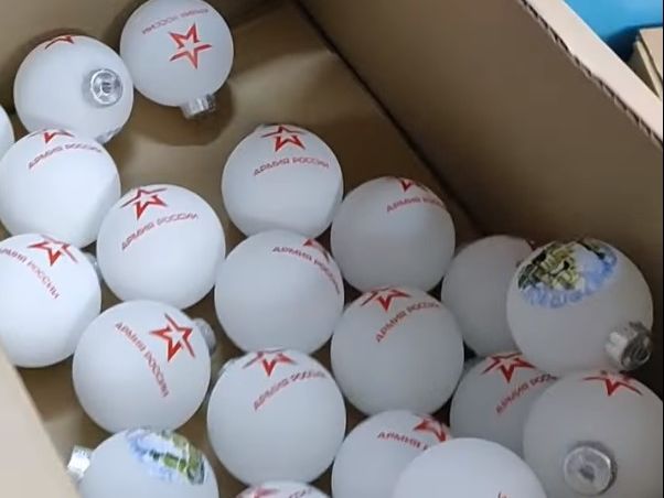 Фабрика під Києвом робила новорічні іграшки з логотипом армії Росії. Керівництво каже, що не змогло протягом шести років відмовитися від співпраці із РФ