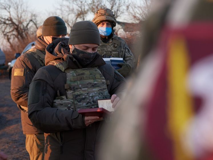 "Берегите себя, вы – герои". Зеленский на передовой поздравил военных с Днем Вооруженных сил Украины