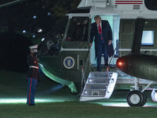 Трамп может покинуть Белый дом на вертолете