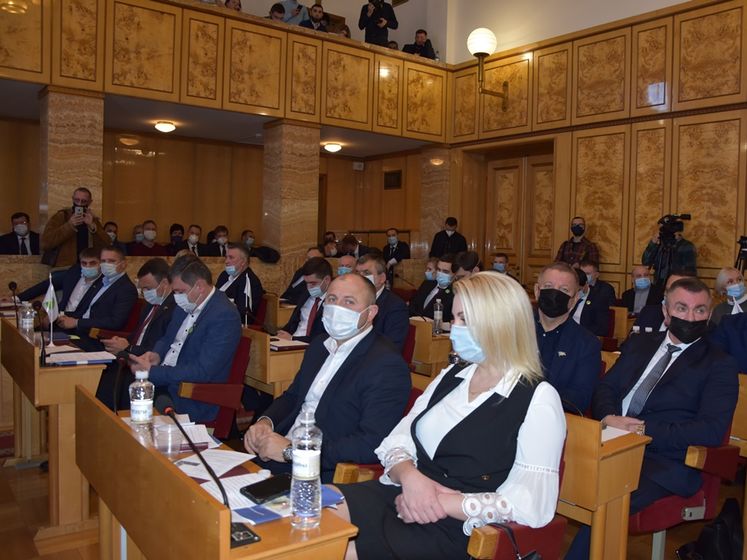 На первом заседании Закарпатского облсовета депутаты от Партии венгров устроили демарш