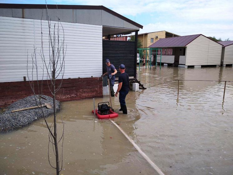 В Кирилловке из-за шторма затопило базы отдыха. Видео