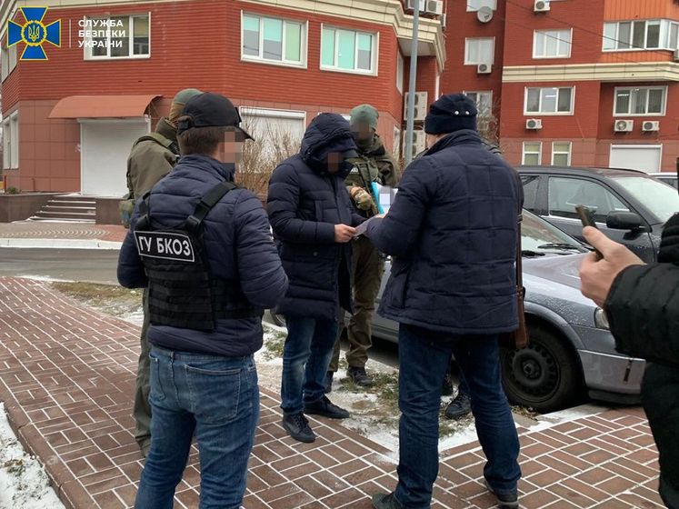 НАБУ задержало двух мужчин во время передачи взятки главе Госгеокадастра