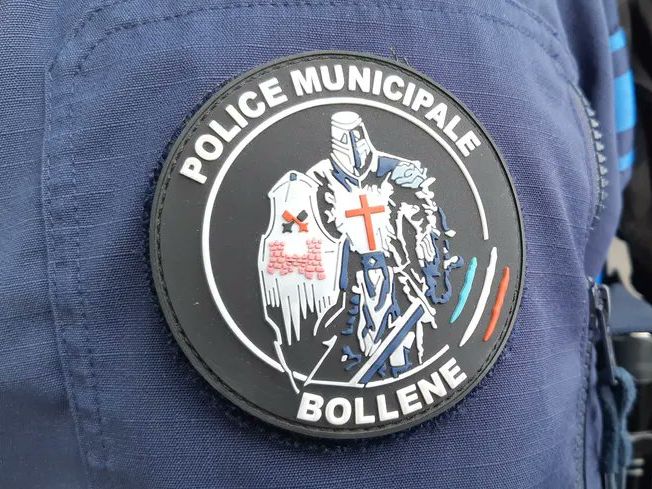 Во Франции вооруженный ножами мужчина ранил трех полицейских
