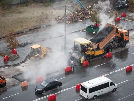 В Киеве асфальт укладывали под дождем. Видео