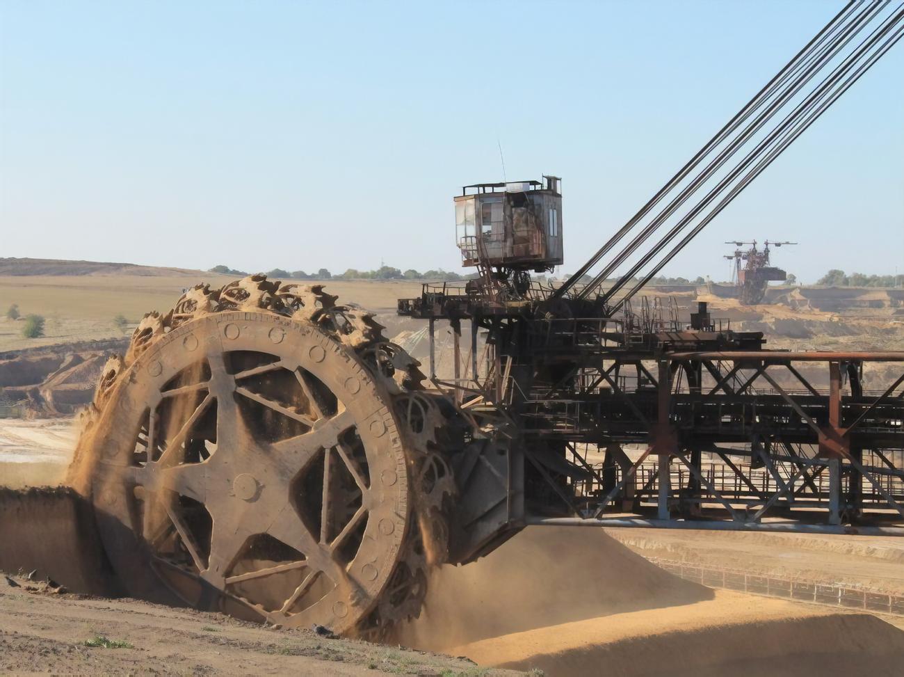 Вольногорский горно металлургический комбинат. Иршанский горно-обогатительный комбинат. Добыча титана. Роторный экскаватор эршр-1600. Горно химическая промышленность.