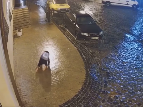 В Киеве из-за гололедицы девочка не могла пройти по Андреевскому спуску. Видео