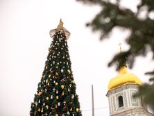 Главная елка Украины в этом году впервые искусственная, ее нарядили в шляпу. Фоторепортаж
