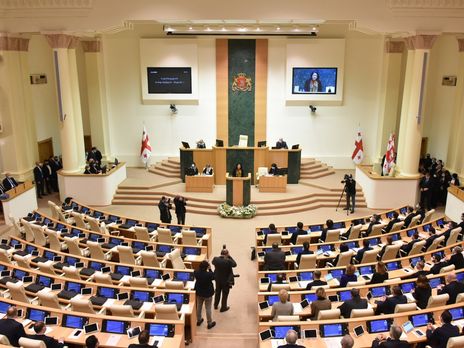 В Грузии официально признали полномочия нового парламента, оппозиция бойкотировала заседание