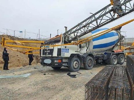 В Днепре строительный кран упал на автобетономешалку, есть погибший