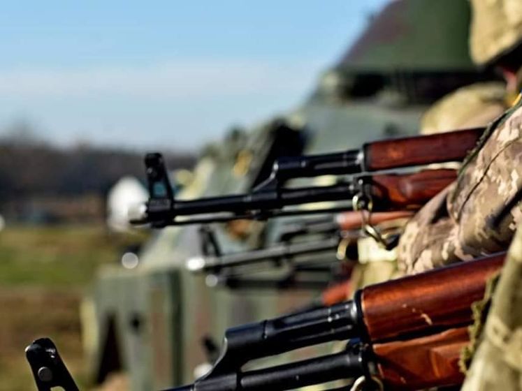 Двоє українських військових постраждали від обстрілів на Донбасі – штаб ООС