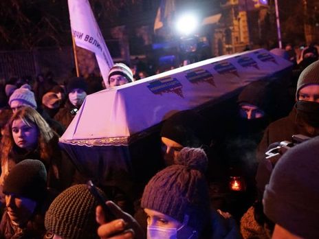 У Києві провели акцію до річниці затримання підозрюваних у справі Шеремета. Принесли труну і 