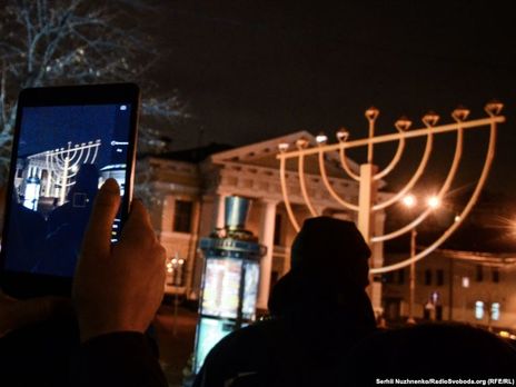 Мужчина повалил ханукию в центре Киева, полиция расследует инцидент