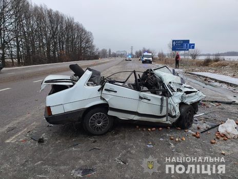 Водій Renault не впорався з керуванням і виїхав на зустрічну смугу, де зіткнувся з автомобілем ВАЗ, зазначили в поліції