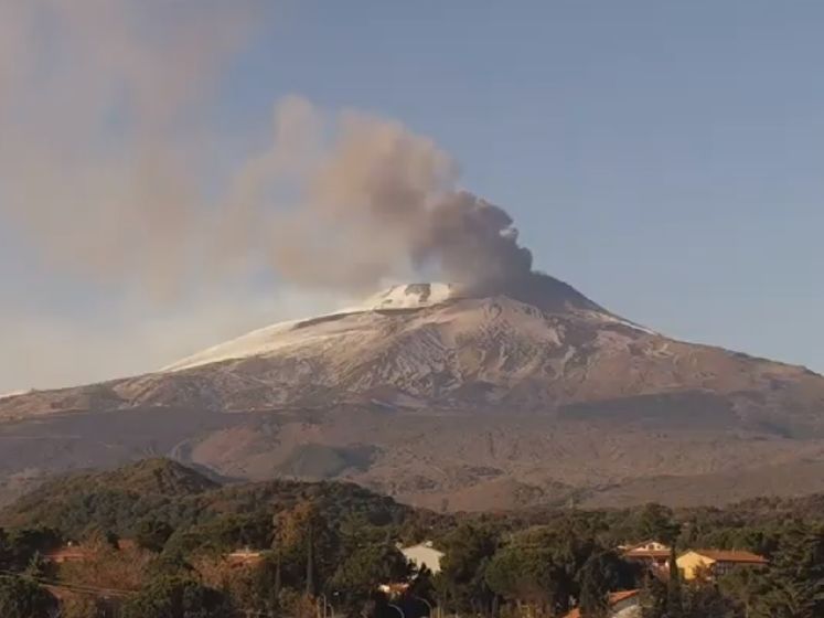 На Сицилії прокинувся вулкан Етна, сталося виверження