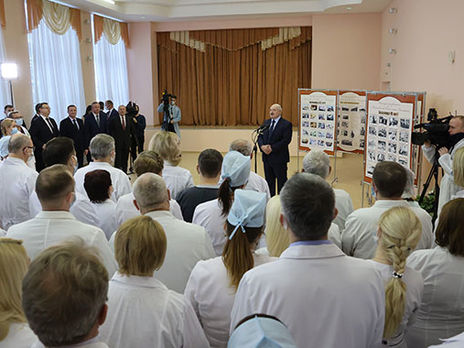 Спілкуючись із медиками, Лукашенко висловив переконаність у тому, що білоруським ученим до снаги створити вакцину проти COVID-19