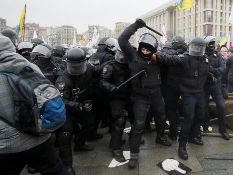 Дымовые шашки, дубинки, газ, столкновения. В Киеве предприниматели протестуют против карантина. Фоторепортаж