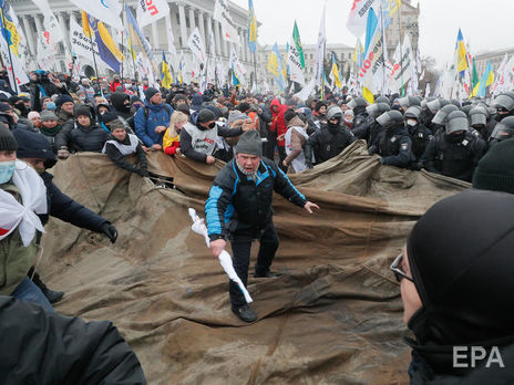 Рада приняла бюджет и продлила закон об особом статусе Донбасса, в Киеве произошли столкновения ФЛП и полиции. Главное за день