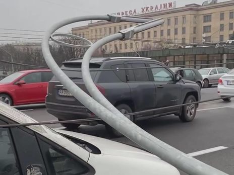 У Києві на Шулявському мосту впали електроопори. Відео
