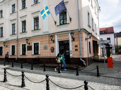 У Білорусі батько і син рятувалися від силовиків на території посольства Швеції. Вони живуть там понад три місяці