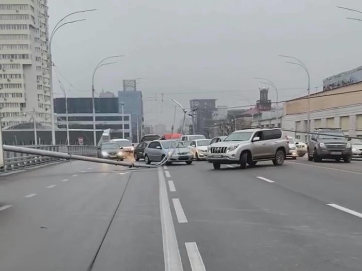 Из-за падения опор на Шулявском мосту повреждено восемь автомобилей