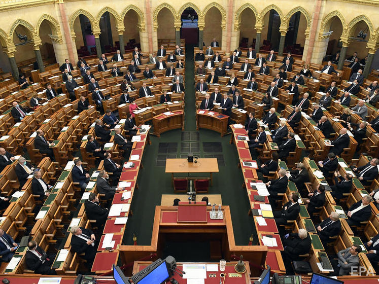 Парламент Венгрии изменил конституцию: матерью может быть только женщина, отцом – только мужчина