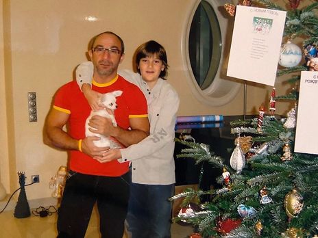 Гайсинский (справа) опубликовал фото из детства вместе с отчимом