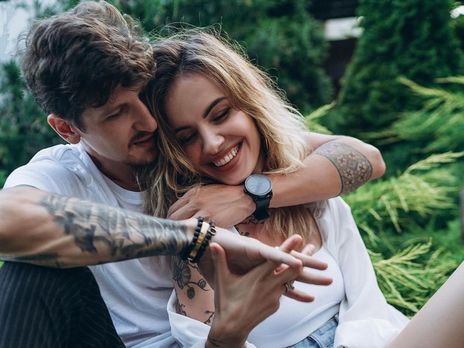 MamaRika знялася оголеною в обіймах чоловіка