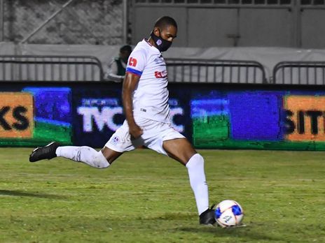 Пандемия COVID-19. Футболист из Гондураса первым в мире играет в маске