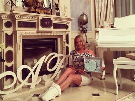 Волочкова назвала работника ДПС куклой на капоте