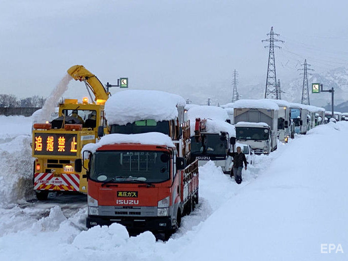 У Японії через сильні снігопади сотні автомобілів застрягли у заторах