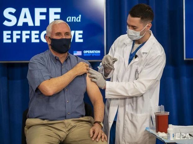 Пенс публічно вакцинувався проти коронавірусу