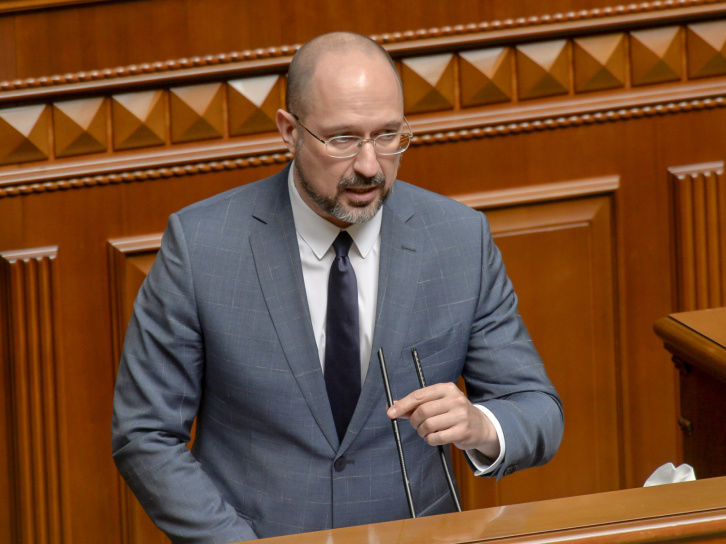 Шмыгаль рассказал, когда начнут вакцинировать от коронавируса украинских врачей