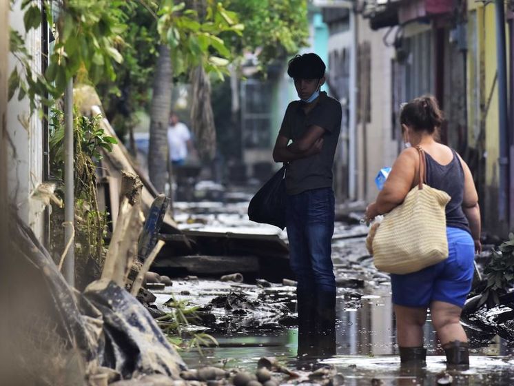 Мощный ураган уничтожил один из островов Фиджи