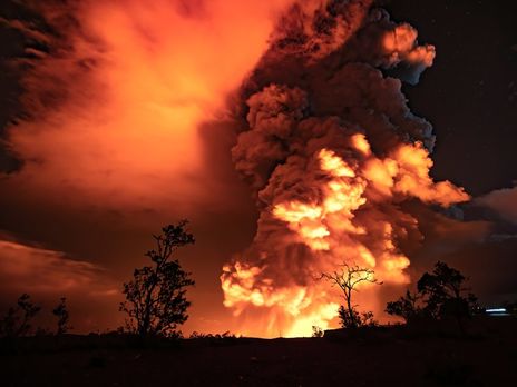 На Гавайях начал извергаться вулкан, объявлен максимальный уровень тревоги. Видео