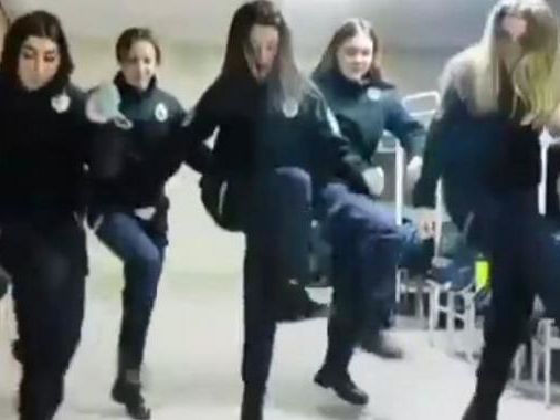 Украинские курсантки в полицейской форме станцевали под песню "Наколочки" российской группы "Воровайки"