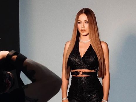 Ани Лорак показала награду от российского телеканала. Фото