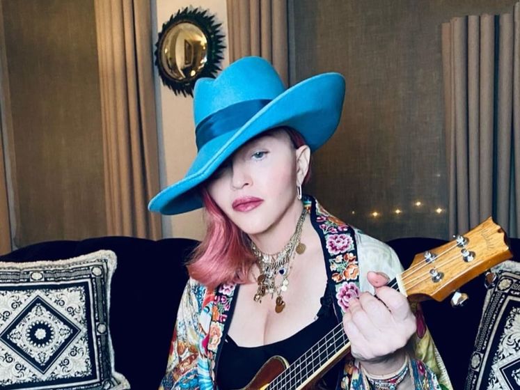 Мадонна позувала в ковбойському капелюсі з тростиною в руках